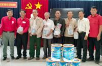TRAO TẶNG SỮA DINH DƯỠNG CHO CÁN BỘ HỘI CHỮ THẬP ĐỎ