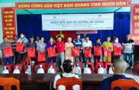 TẤM LÒNG TRAO GỬI – NGHĨA TÌNH LAN XA: HỖ TRỢ BÀ CON KHÓ KHĂN TẠI XÃ HƯNG MỸ