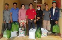ĐẦM DƠI TRAO QUÀ CHO HỘ GIA ĐÌNH NGHÈO, CÓ HOÀN CẢNH KHÓ KHĂN