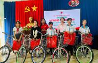 Những chiếc xe đạp yêu thương đồng hành cùng ước mơ đến trường cho 47 em học sinh có hoàn cảnh khó khăn trên địa bàn xã Tân Tiến.