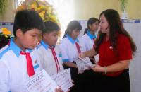 SÔI NỔI TRAO QUÀ ĐÓN NĂM HỌC MỚI, HƯỞNG ỨNG “80 NGÀY HÀNH ĐỘNG VÌ CỘNG ĐỒNG”
