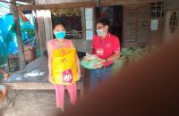 NHỮNG TÚI HÀNG ĐẦY Ý NGHĨA ĐƯỢC ĐƯA ĐẾN TỪNG HỘ GIA ĐÌNH KHÓ KHĂN TRONG MÙA DỊCH