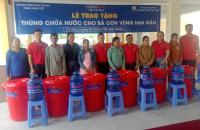 HỖ TRỢ DỤNG CỤ CHỨA NƯỚC CHO NGƯỜI DÂN XÃ KHÁNH BÌNH TÂY BỊ ẢNH HƯỞNG DO NẠN HẠN HÁN, XÂM NHẬP MẶN