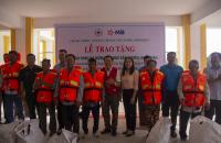 TRAO TẶNG 100 ÁO PHAO CỨU SINH ĐA NĂNG CHO NGƯ DÂN NGHÈO, KHÓ KHĂN