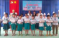 ĐẦM DƠI: TRAO QUÀ CHO CÁC EM HỌC SINH NHÂN DỊP ĐẦU NĂM HỌC MỚI