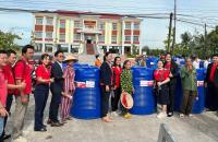 TRAO TẶNG BỒN CHỨA NƯỚC CHO HỘ DÂN NGHÈO, CẬN NGHÈO, CÓ HOÀN CẢNH KHÓ KHĂN