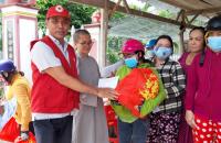 HỘI CHỮ THẬP ĐỎ HUYỆN THỚI BÌNH CẤP QUÀ CHO BÀ CON NGHÈO
