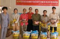 TRAO QUÀ CHO HỘ NGHÈO, HỘ KHÓ KHĂN TẠI XÃ PHÚ TÂN