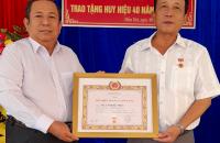 TRAO TẶNG HUY HIỆU 40 NĂM TUỔI ĐẢNG CHO ĐẢNG VIÊN