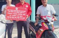 TRAO TẶNG SINH KẾ CHO GIA ĐÌNH ÔNG TRẦN VĂN NHỨT TẠI XÃ VIỆT THẮNG