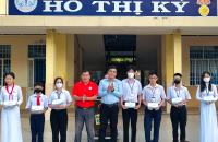 TRAO HỌC BỔNG CHO CÁC EM HỌC SINH CÓ HOÀN CẢNH KHÓ KHĂN, VƯỢT KHÓ ĐẾN TRƯỜNG