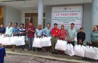 TRAO TẶNG ÁO PHAO CHO BÀ CON NGƯ DÂN NGHÈO, KHÓ KHĂN