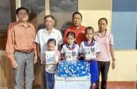 HỖ TRỢ DỤNG CỤ HỌC TẬP CHO HỌC SINH NGHÈO, KHÓ KHĂN