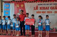 PHÚ TÂN: TRAO QUÀ CHO CÁC EM HỌC SINH DỊP LỄ KHAI GIẢNG NĂM HỌC MỚI