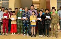 ĐẦM DƠI: TÌNH NGƯỜI ẤM ÁP QUA NHỮNG PHẦN QUÀ TRAO TẶNG.