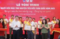 TÔN VINH 100 TẤM GƯƠNG HIẾN MÁU TIÊU BIỂU NĂM 2025