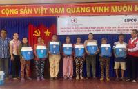 THỚI BÌNH: TRAO TẶNG 500 BÌNH LỌC NƯỚC CHO HỘ NGHÈO XÃ BIỂN BẠCH