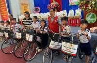 CHIA SẺ YÊU THƯƠNG: 200 PHẦN QUÀ VÀ 100 XE ĐẠP ĐẾN VỚI NGƯỜI DÂN VÀ HỌC SINH KHÓ KHĂN HUYỆN THỚI BÌNH