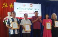 LAN TỎA YÊU THƯƠNG: HỘI CHỮ THẬP ĐỎ TỈNH CÀ MAU TRAO XE LĂN VÀ QUÀ ĐẾN NGƯỜI GIÀ YẾU, BỆNH TẬT